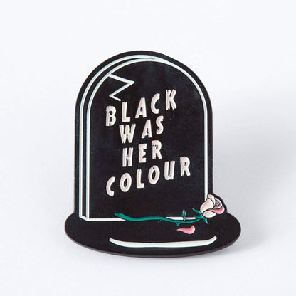 Pins émaillé épitaphe "Black was her colour"