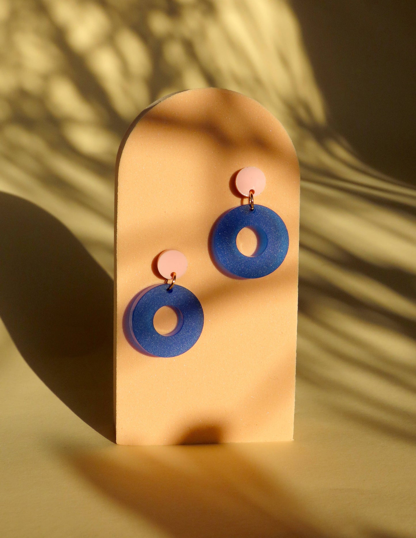 Boucles d'oreilles Colorblock Circle en bleu encre rose