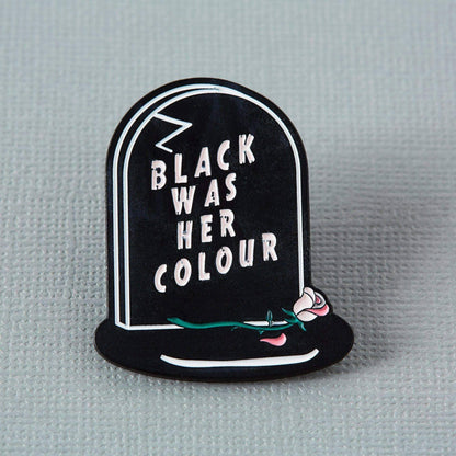 Pins émaillé épitaphe "Black was her colour"